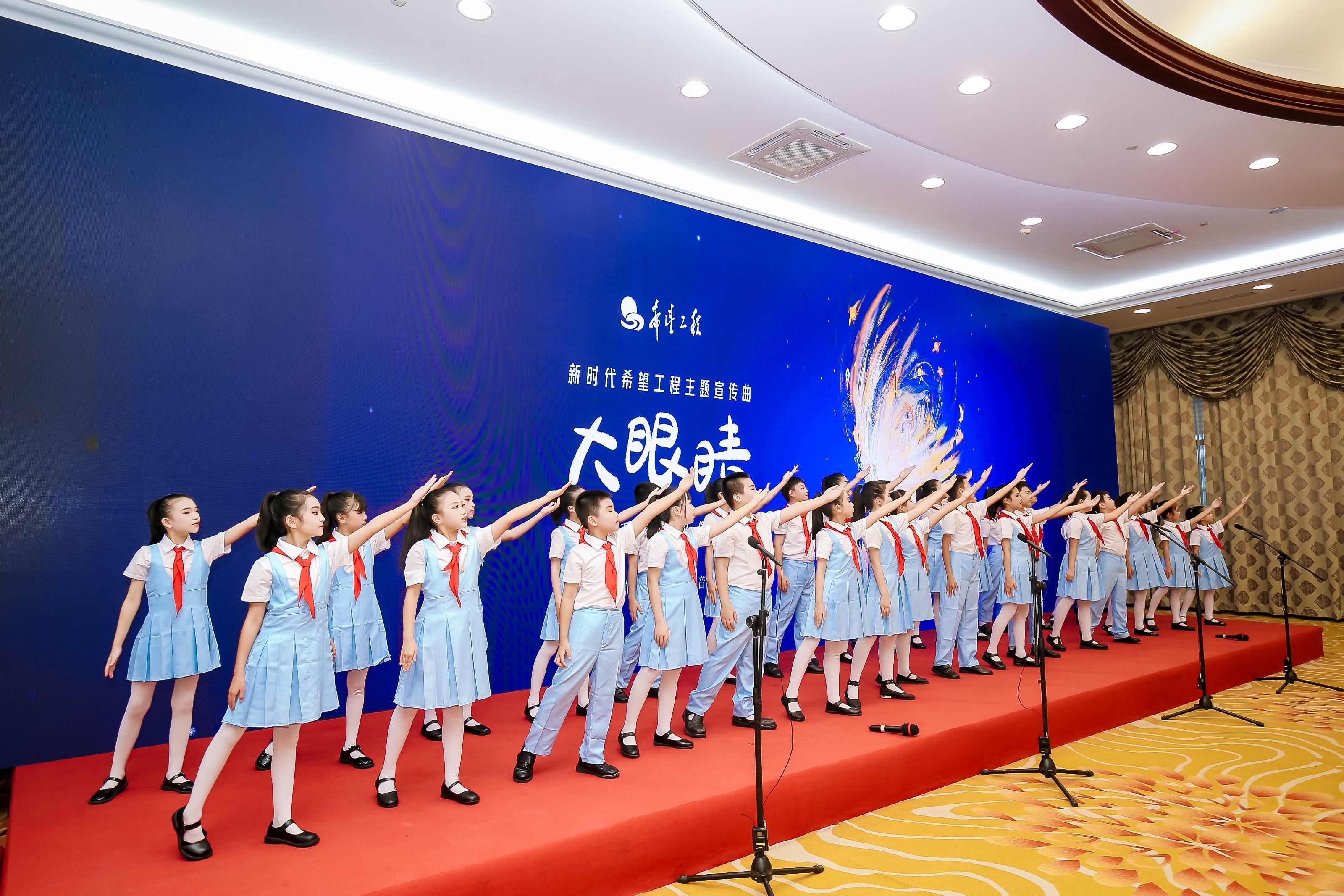 深圳市南山区文理二小“小星星”童声合唱团演唱《大眼睛》。.jpg
