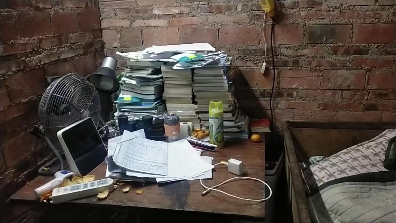 小温同学书房改造前。.jpg