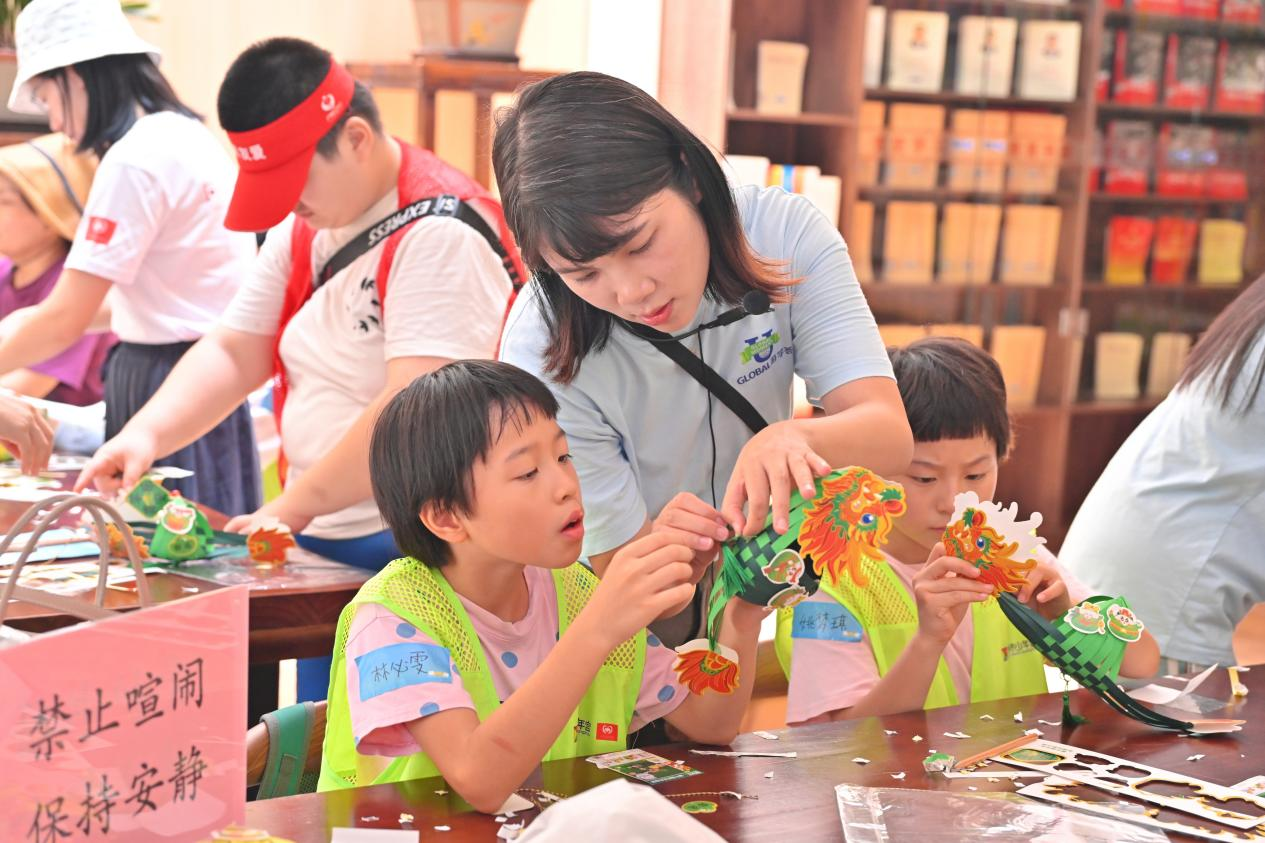 开FUN课研学课程上，孩子们动手制作龙舟.png